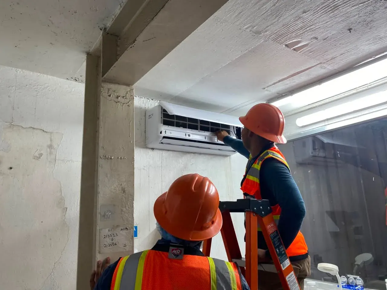 Técnicos de REAVZA instalando un equipo minisplit