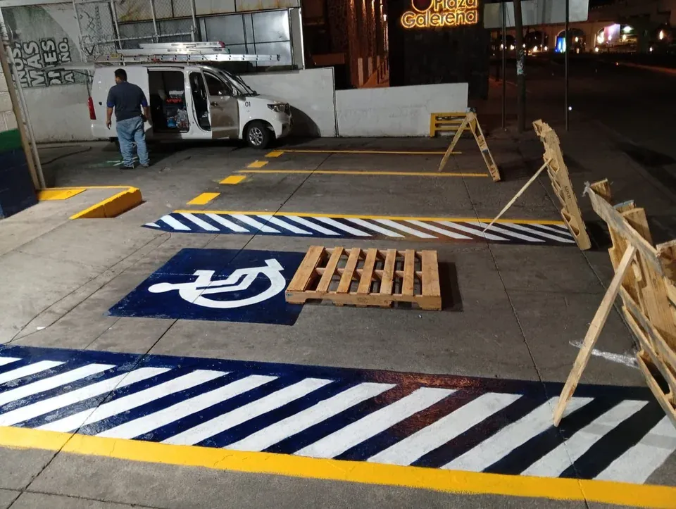 Señalización y delimitación de áreas en estacionamiento comercial
